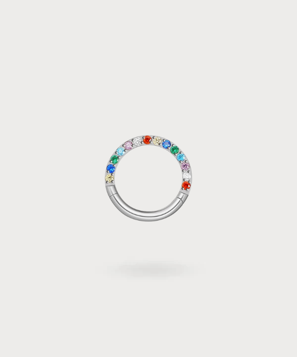 Veredeln Sie Ihren Stil mit dem Daith-Piercing Hellin, einem Schmuckstück in Regenbogenkreisform