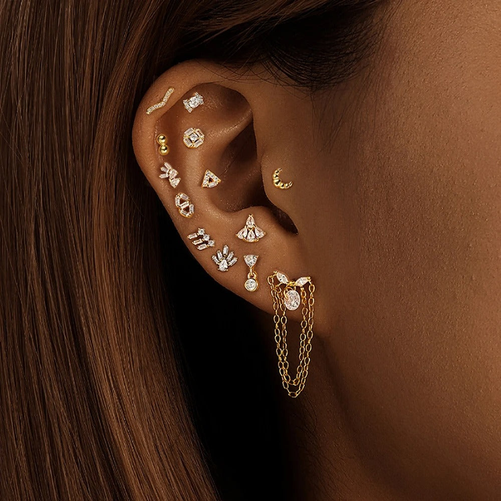 Lisa, Helix-Piercing in Gold mit Zirkonia für einen anspruchsvollen Look.