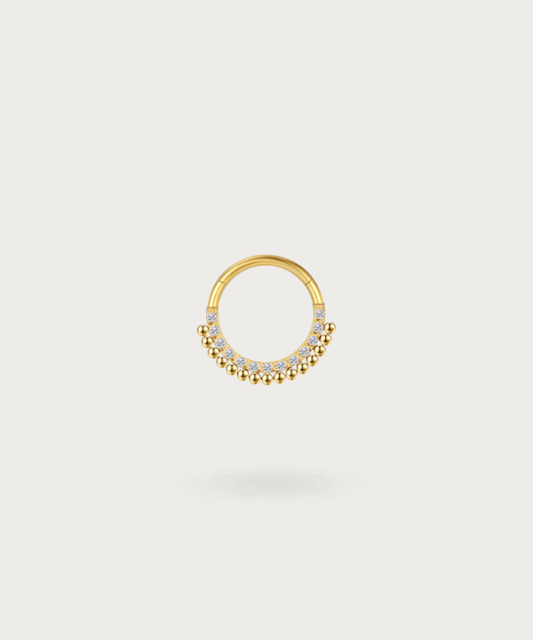Piercing für Daith Goldring mit Blumenmuster