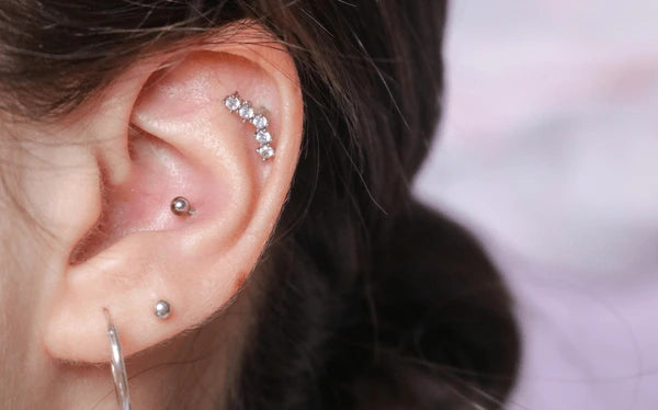 "Frauen, die einen Conch-Piercing tragen