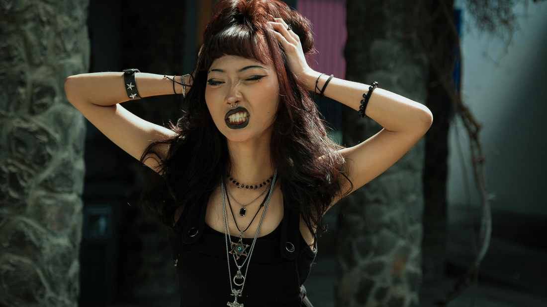 Extravagante Frau mit Ohrpiercings