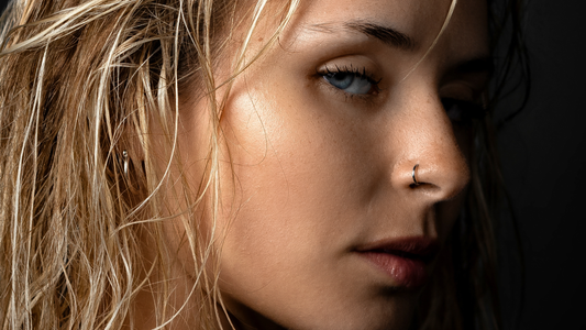 Frau mit ovalem Gesicht und Ohrpiercings