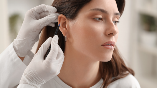 Frau mit einem Ring-Piercing