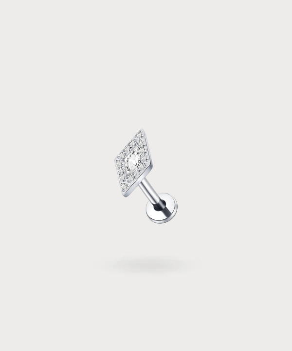 Veredeln Sie Ihr Aussehen mit dem funkelnden quadratischen Flat-Piercing Oriana