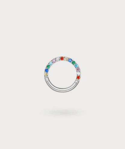 Veredeln Sie Ihren Stil mit dem Daith-Piercing Hellin, einem Schmuckstück in Regenbogenkreisform
