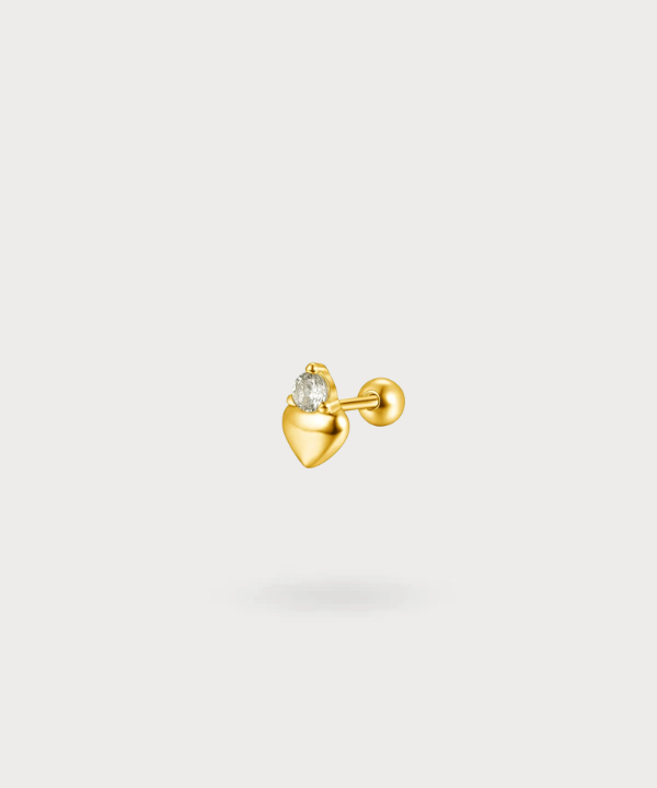 Maya Ohr-Piercing in Herzform mit funkelndem Zirkonia in Gold, ein einzigartiges und zartes Schmuckstück.

