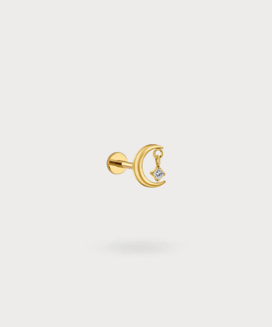 Conch-Piercing Giulia aus vergoldetem Titan, Mond mit funkelndem Zirkon-Anhänger.

