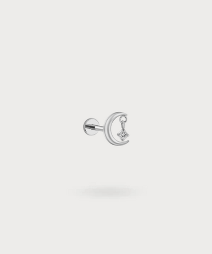 Conch-Piercing Giulia aus versilbertem Titan, Monddesign mit schillerndem herabhängendem Zirkon.

