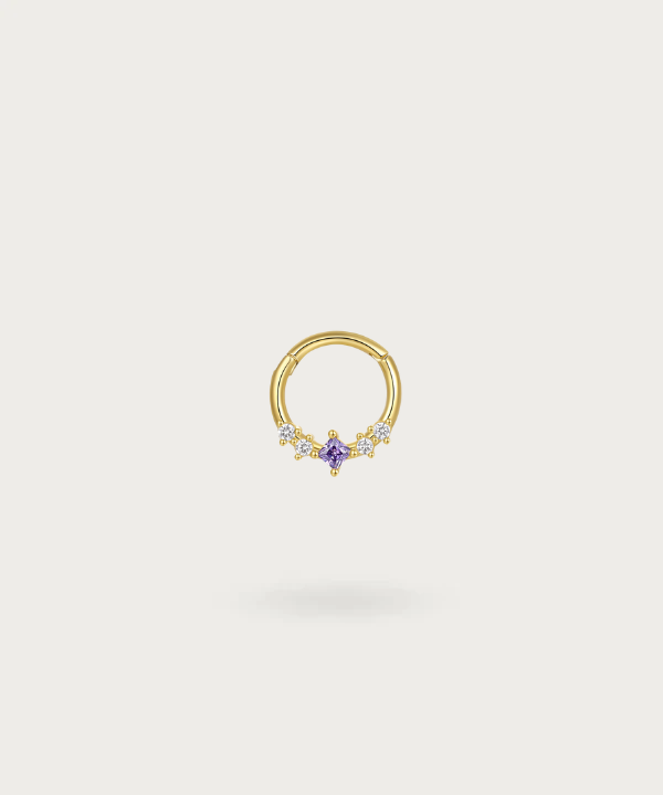 Ohrpiercing mit weißem und violettem Zirkonring für den ohr