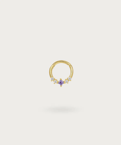 Ohrpiercing mit weißem und violettem Zirkonring für den snug