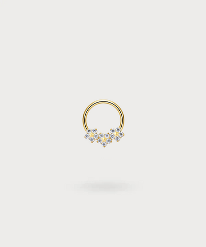 "Snug Piercing Ring Olaya in Titan, goldene Ausführung, verziert mit Blumen und leuchtenden Zirkonen."