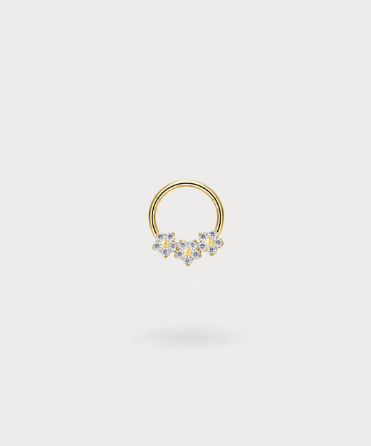 "Snug Piercing Ring Olaya in Titan, goldene Ausführung, verziert mit Blumen und leuchtenden Zirkonen."