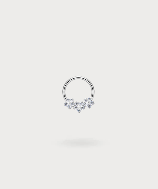 "Snug Piercing Ring Olaya in Titan, versilbert, mit drei zarten Blumen besetzt mit Zirkonen."