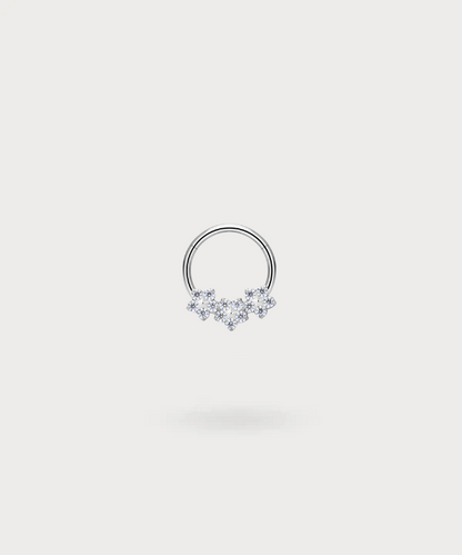 "Snug Piercing Ring Olaya in Titan, versilbert, mit drei zarten Blumen besetzt mit Zirkonen."