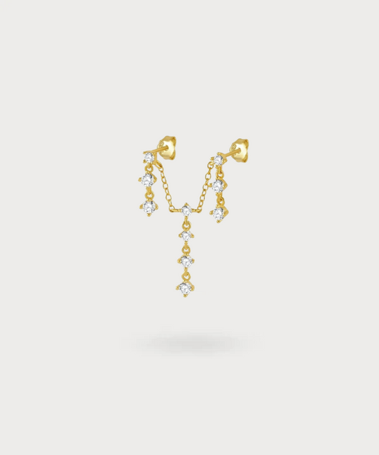 Doppeltes Ohrloch-Piercing von Oihana in Gold mit Kette und Zirkonen