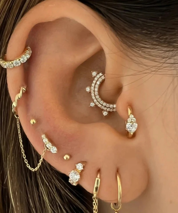 Erheben Sie Ihren Look mit dem goldenen Glanz des Alaia Piercings