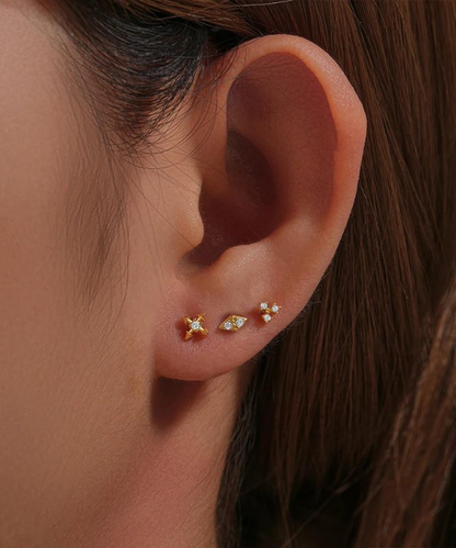 Goldene Eleganz des Forward Helix Piercing Adrianna, ein Hauch von funkelnder Natur.