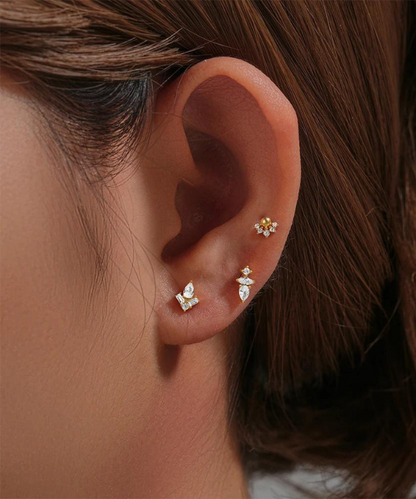 Harmonie und Glanz mit dem Forward Helix Piercing von Ariadni, Raffinesse in jedem Detail.