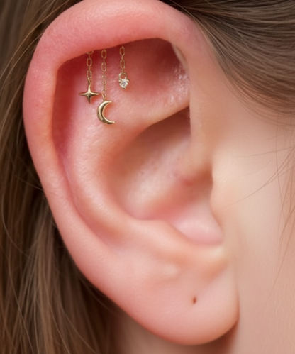 Selene Ohr piercing aus 925er Sterlingsilber, vergoldet, wird am Helix des weiblichen Ohrs getragen.