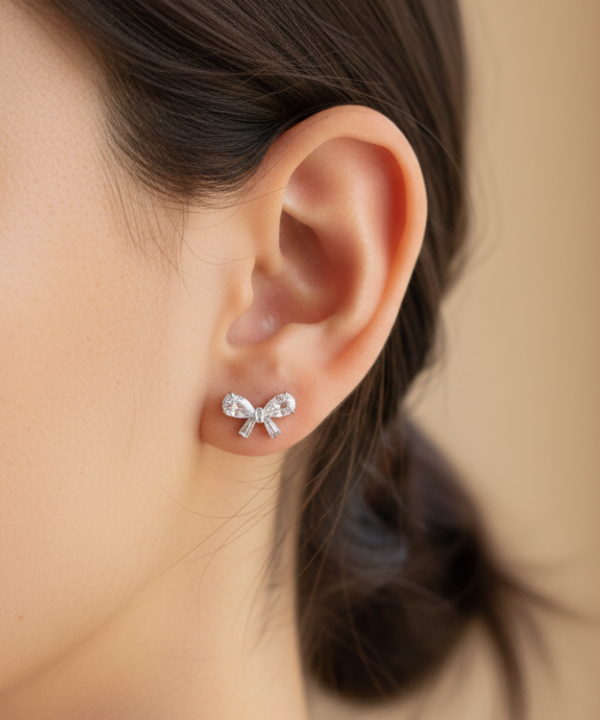 Melina-Schleifenpiercing aus silbernem Titan, getragen von einer Frau