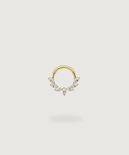 Adoración Daith Piercingring aus gold, vergoldet und mit funkelnden Zirkonia verziert.