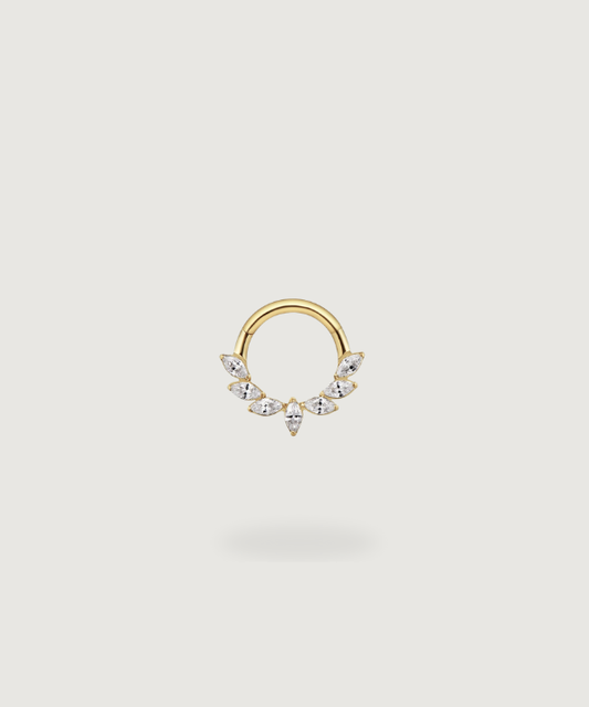 Adoración Daith Piercingring aus gold, vergoldet und mit funkelnden Zirkonia verziert.