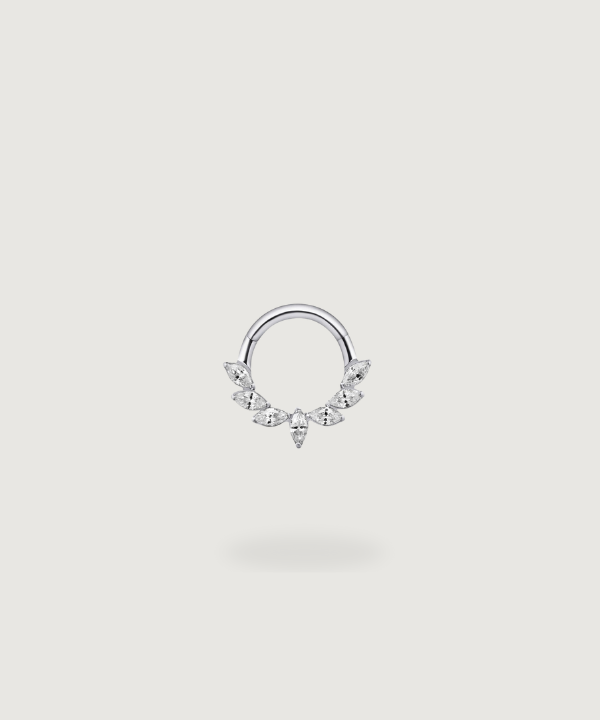 Adoración Daith Piercingring aus 925er Silber, besetzt mit glänzenden Zirkonia.