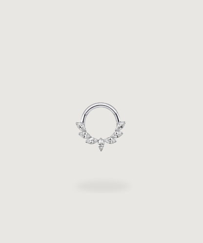 Adoración Daith Piercingring aus 925er Silber, besetzt mit glänzenden Zirkonia.