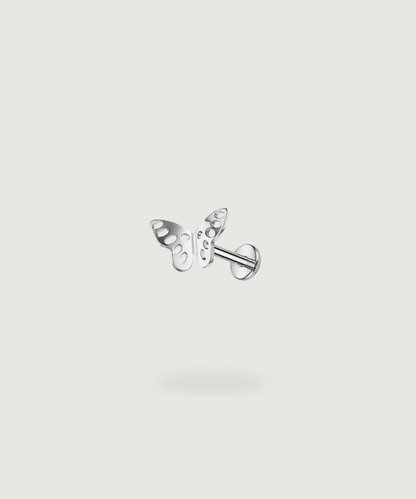 Estella-Ohrpiercing mit einem Schmetterling aus Titan Silber