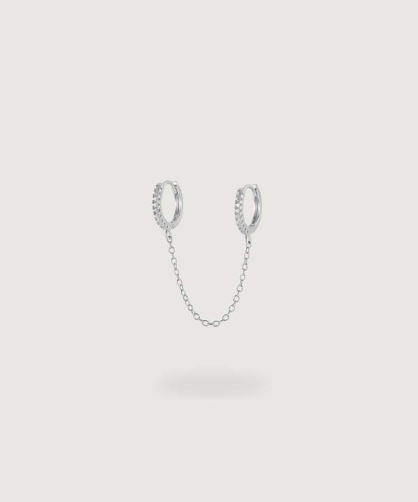 Ohrpiercing in Silber mit Kette