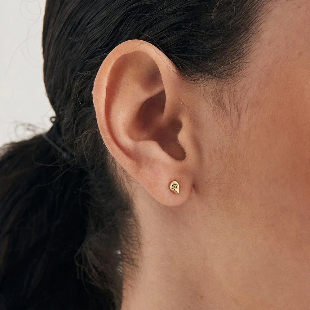 Die Harmonie eines Wassertropfens und eines Zirkons, der Flat-Piercing Montse