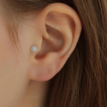 Sabrina, ein Tragus-Piercing, das Tradition und Moderne vereint