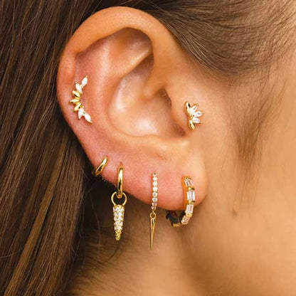 Goldenes Forward-Helix-Piercing von Belkis mit strahlendem Glanz