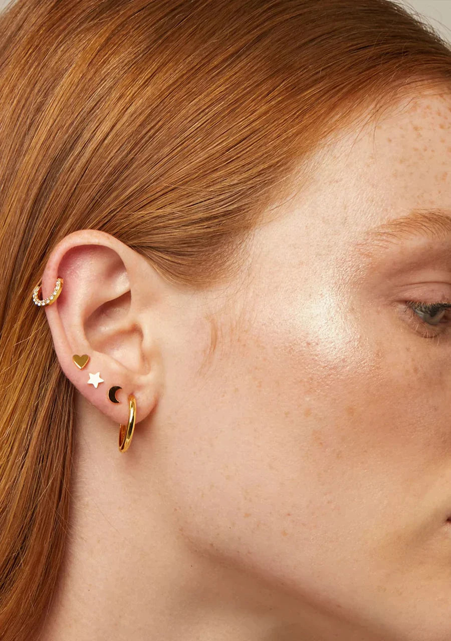 Frau mit 18k Gold Stern Anti-Helix-Piercing