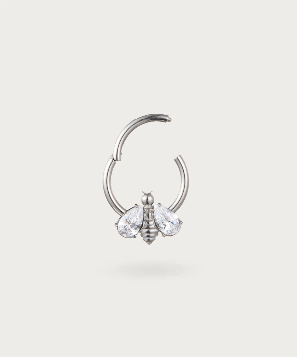 daith Ohrpiercing Ring mit Biene aus versilbertem Titan